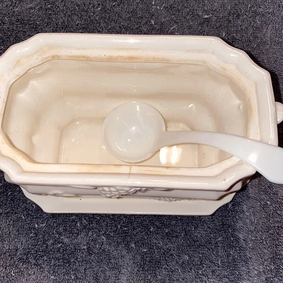 Very Vintage Gravy Bowl with Lid & Attached Saucer - Picture 4 of 9